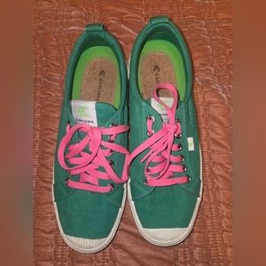 Cariuma Size 11 Oca Low Green Sneakers with Pink Laces